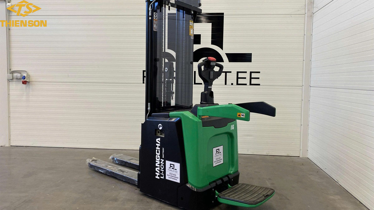 xe nâng điện đứng lái