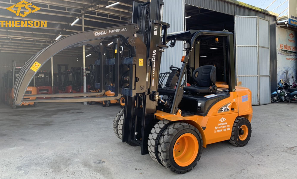 xe nâng kẹp gỗ 